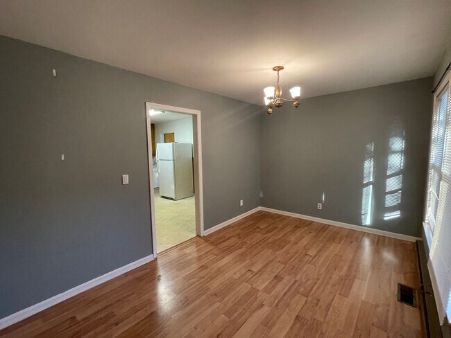 Foto del edificio - 2 bed/ 1 bath duplex with Carport