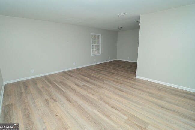 Foto del edificio - 3323 Victory Ct E