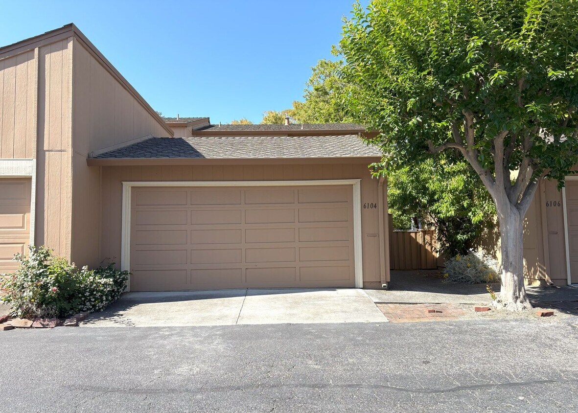 Foto principal - Beautifully Updated 3-Bedroom Townhome in ...
