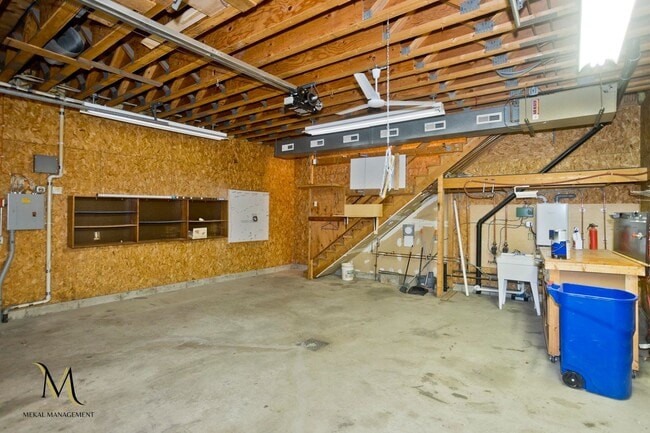 Building Photo - 1692 Memorial Dr