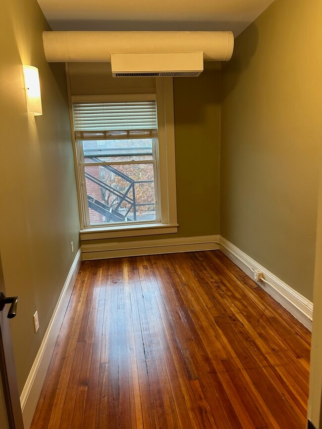 Building Photo - 98 Main St