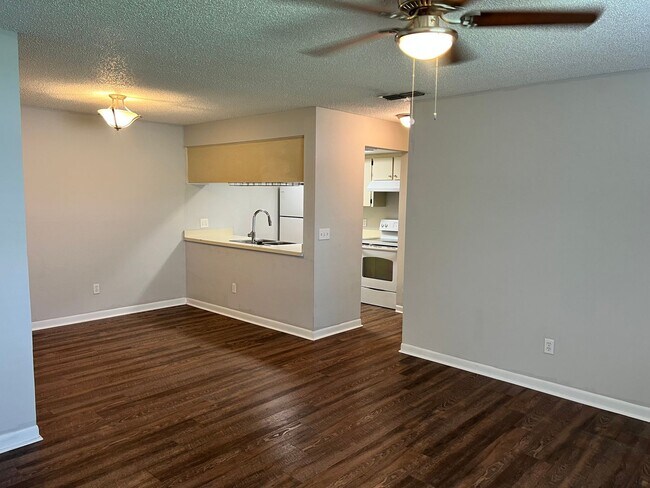 Foto del edificio - 2411 W Stroud Ave