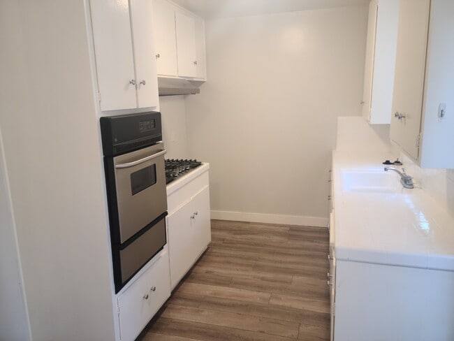 Building Photo - 641 Border Ave