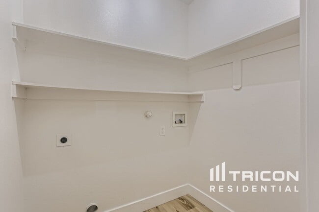 Foto del edificio - 328 Lakey Rd
