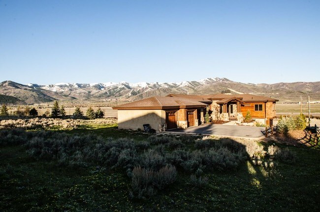 Building Photo - 6090 N Old Ranch Rd