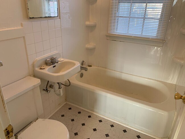 Building Photo - 2 BEDROOM, 1 BATHROOM APARTMENT NEAR ALTA ...