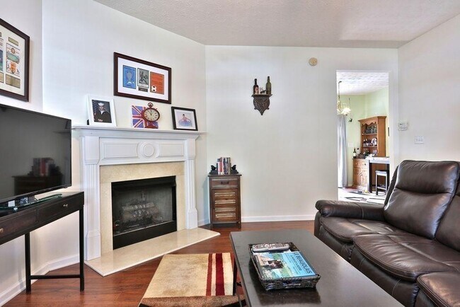 Foto del edificio - 3709 Hutchinson Trace Dr