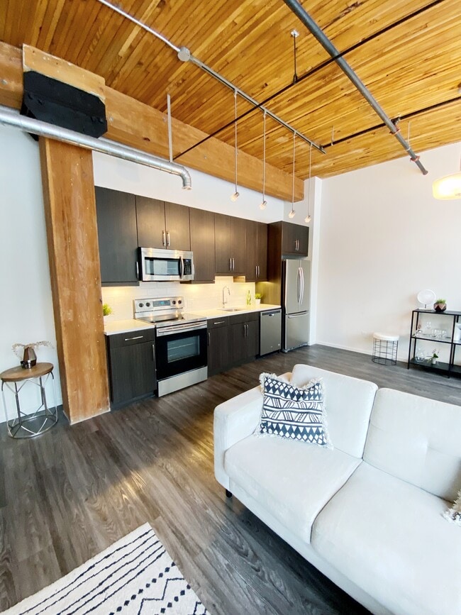 Vue de la cuisine/salle à manger depuis l'espace de vie - 139 Market Av