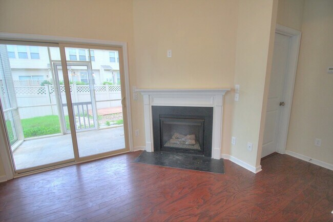 Foto del edificio - End Unit Townhome with Screened Porch & Fenced Yard!