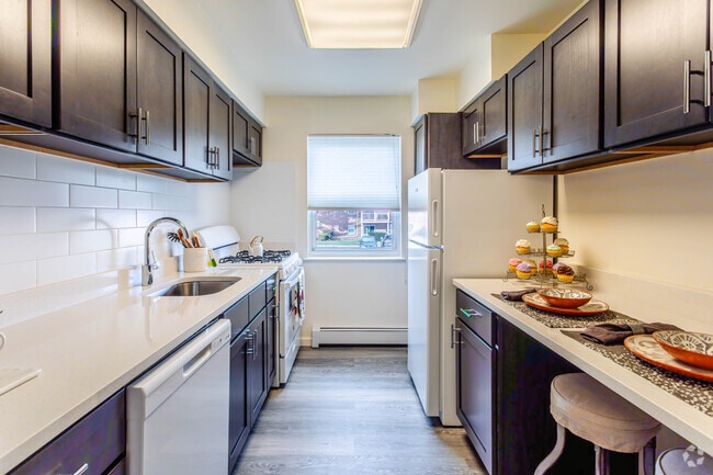 1BR, 1BA - 800SF - Kitchen - Madison Gardens