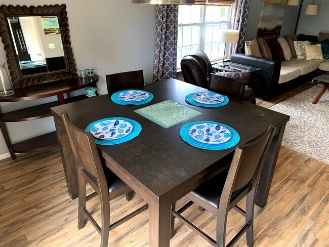 Foto del edificio - FURNISHED MONTHLY RENTAL AVAILABLE AUGUST ...