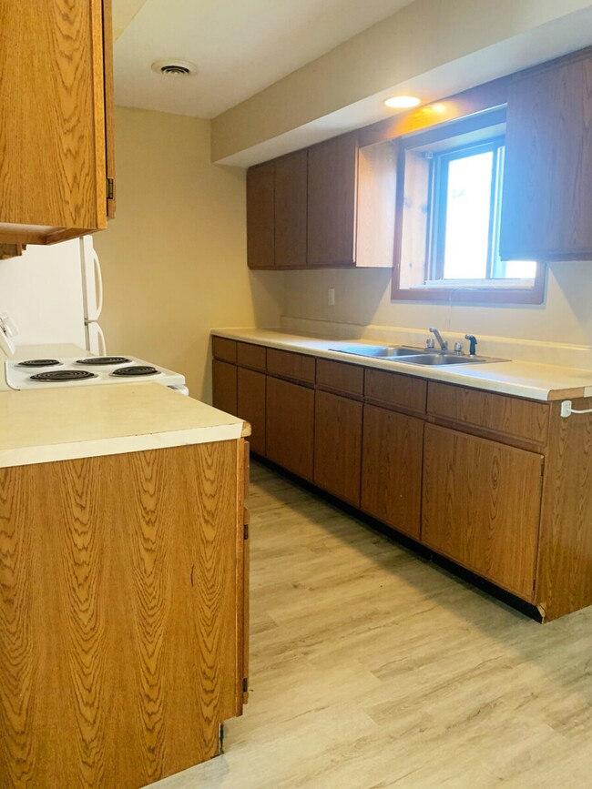 Building Photo - 300 N Clay