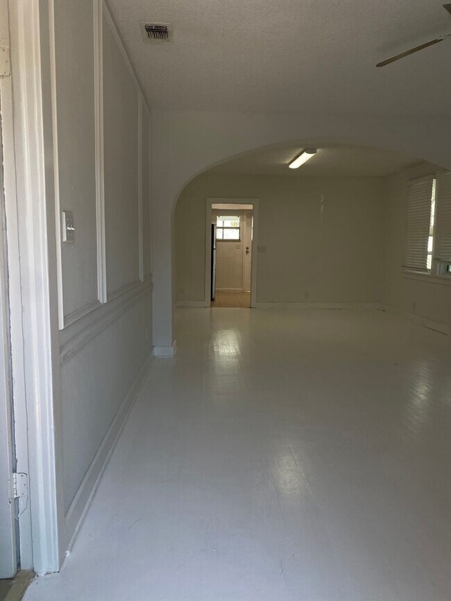 Building Photo - 315 Pine Terrace