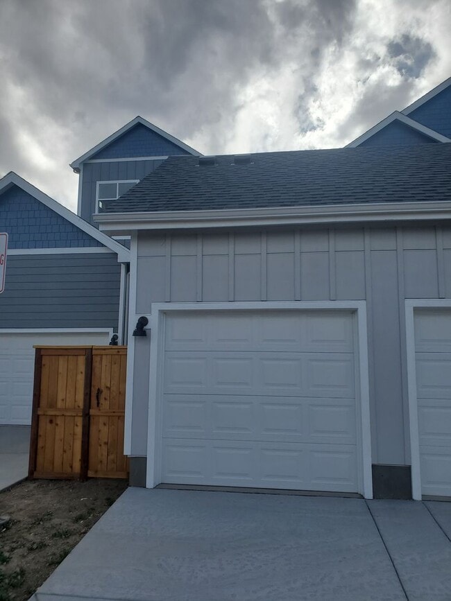 Foto del edificio - Beautiful and Updated 2BR Townhome With At...