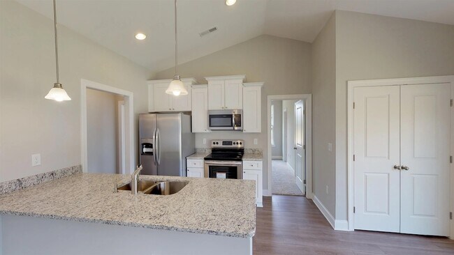 Building Photo - 68 Racquet Club Dr