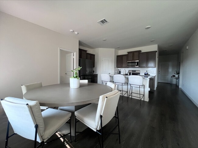 Building Photo - 1613 Sunny Grove Dr