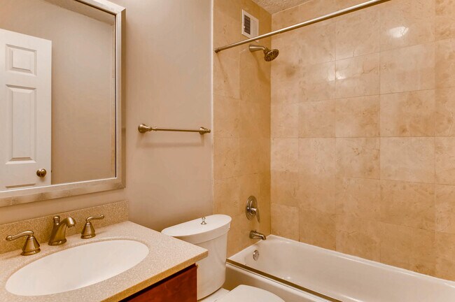 Foto del edificio - 450 W Briar Pl