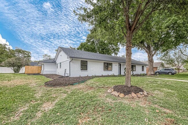 Foto del edificio - 6254 Locke Ln