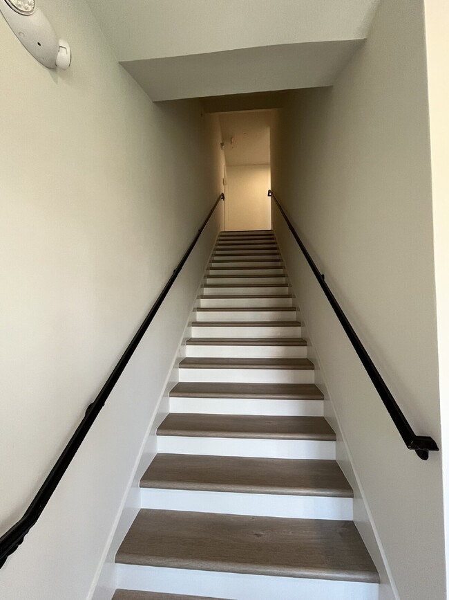 Building Photo - Stylish, Modern Condo in Brentwood - New B...