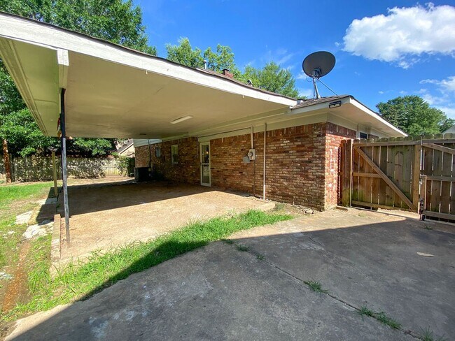 Foto del edificio - 4 bedroom, 2.5 bath with lots of living sp...