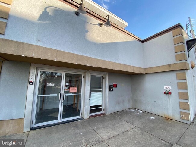 Building Photo - 13 NE Blvd