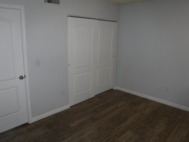 Building Photo - 712 N Santa Barbara #16