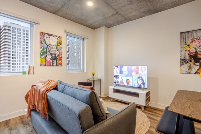 Building Photo - 2198 Rue Sainte-Catherine