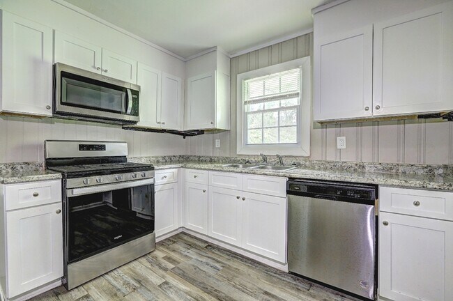 Building Photo - 2069 Hillcrest Dr