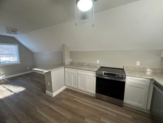 Building Photo - 17 Central St