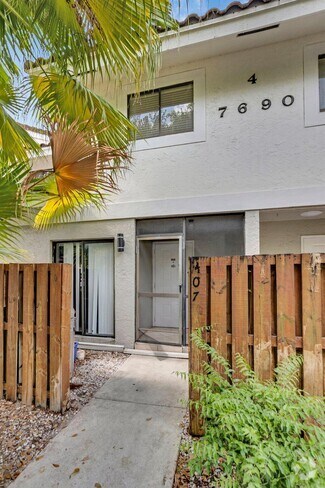 Building Photo - 7690 Lago Del Mar Dr