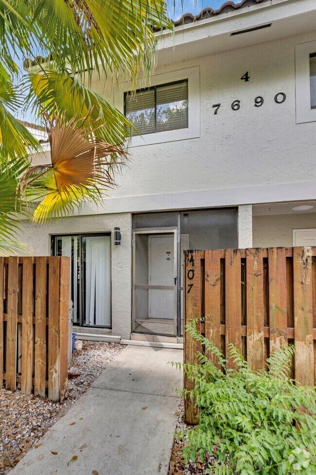 Building Photo - 7690 Lago Del Mar Dr