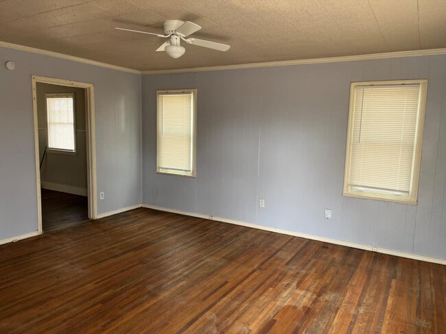 Building Photo - 101 N Uvalde Ave