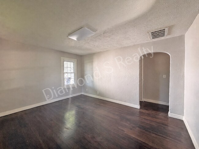 Foto del edificio - Cute 2 Bedroom Home close to Bass Pro, WOW Museum, restaurants, & Shopping!