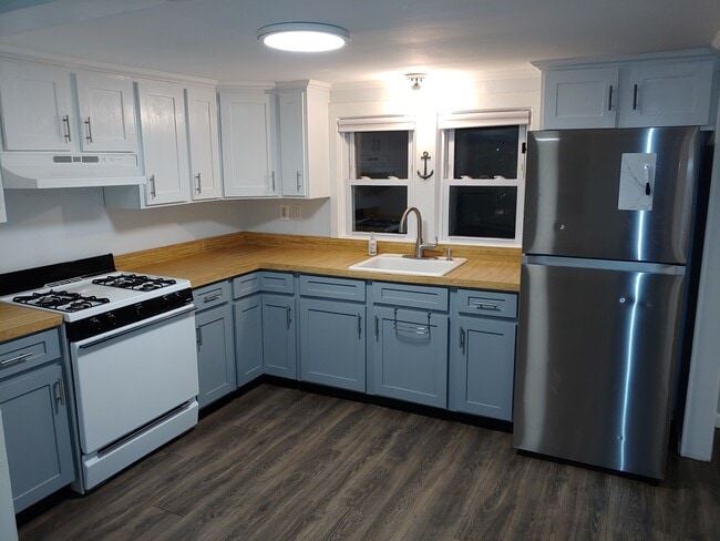 kitchen - 516 Boulton Ave