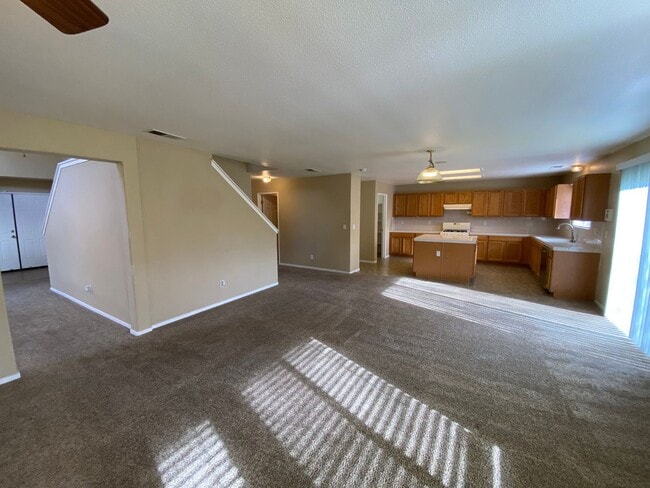 Building Photo - NW Two Story Visalia Home Available Now!