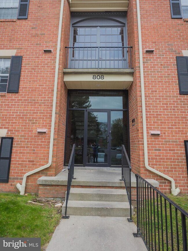 Building Photo - 808 College Ln