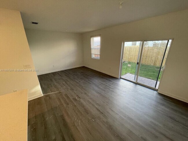 Foto del edificio - 12865 NW 24th Ave