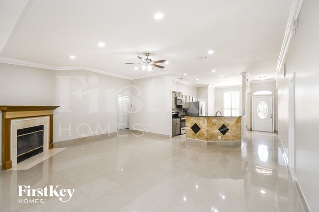 Building Photo - 12665 Ashglen Dr N