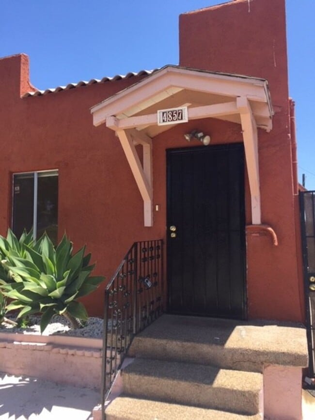 Foto del edificio - 4857-59 35th St