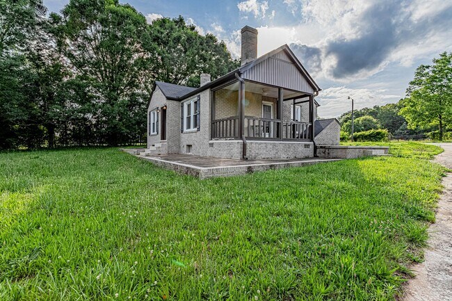Building Photo - Country Living in Easley