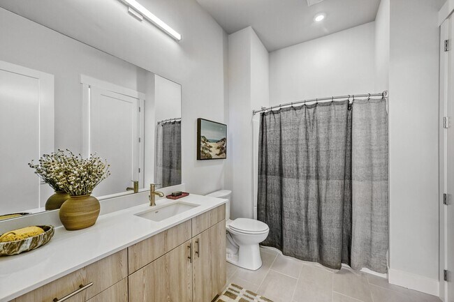 Baño principal oeste - West Main