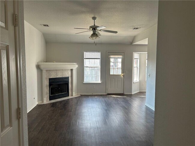 Foto del edificio - 1239 China Berry Ln