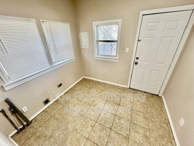 Building Photo - 804 E 13th St