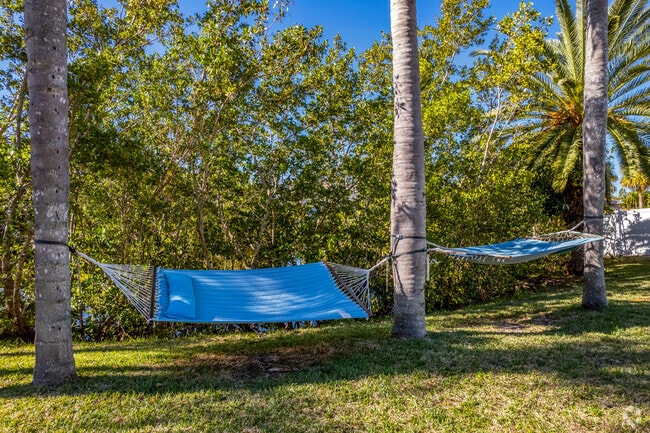 Hammocks - 10814 Navajo Dr, St Petersburg, FL 33708