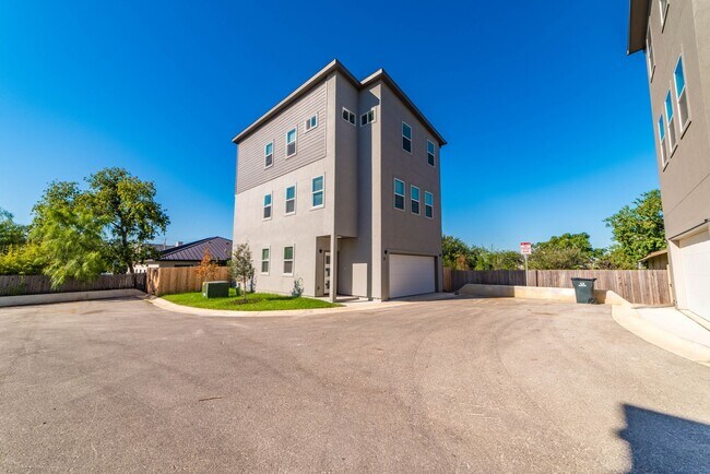 Building Photo - LUXURY ALAMO HEIGHTS TOWNHOME