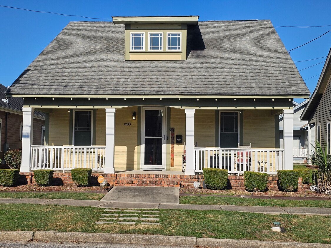 Foto principal - 3 bdrm 2.5 bath in downtown area