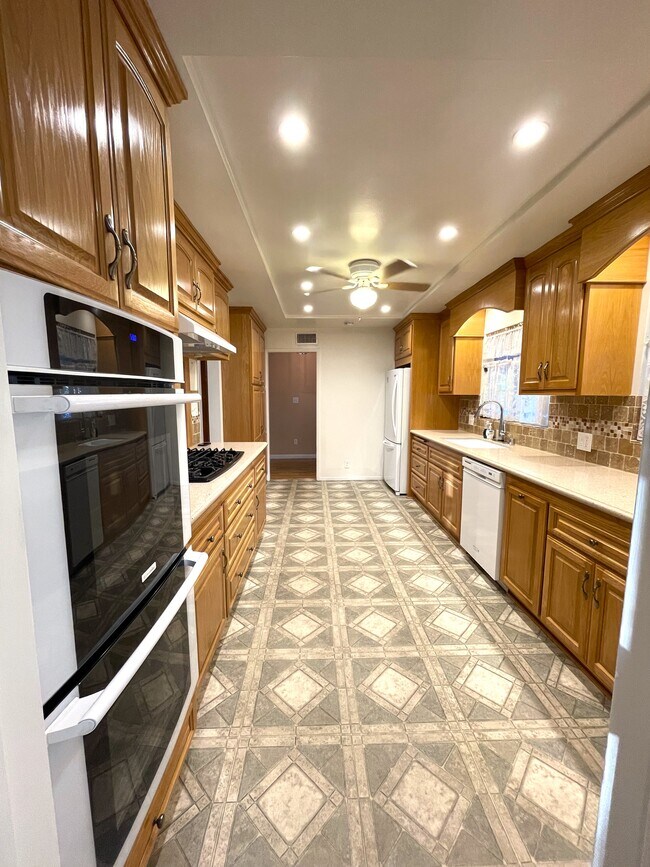 Building Photo - 1050 W La Deney Dr