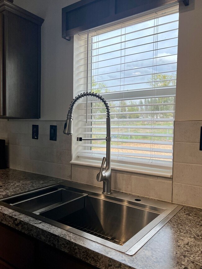 Building Photo - Great Location, 3 bed 2 bath with carport....
