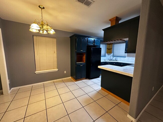 Cocina - 6053 Blanco River St