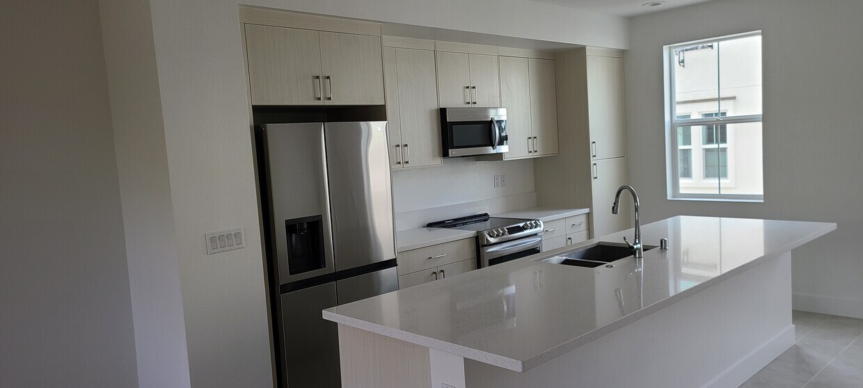 Kitchen - 726 Rockview Rd
